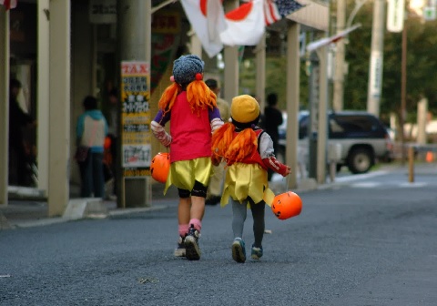 ハロウィンの仮装をする子供たち
