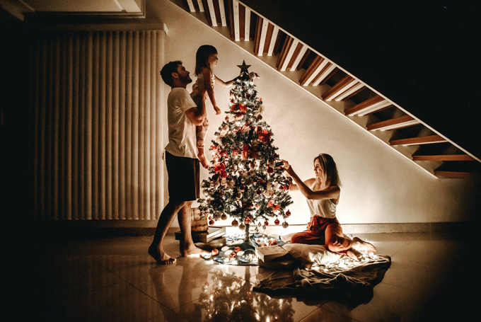幼い子供と飾り付けるクリスマスツリー